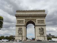 Arc de Triomphe - Richtung Avenue des Champs &Eacute;lys&eacute;es