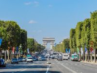 Avenue des Champs &Eacute;lys&eacute;es Richtung Arc de Triomphe 01